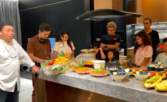 Dapur cukup luas dengan island berbahan granit. (Foto: YouTube/Nis Naz Channel)