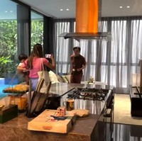 Dapur dan ruang keluarga menyatu dengan pemandangan kolam renang di sebelahnya. (Foto: YouTube/Nis Naz Channel)