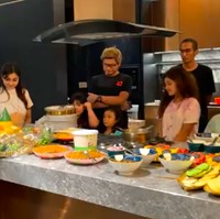 Dapur cukup luas dengan island berbahan granit. (Foto: YouTube/Nis Naz Channel)