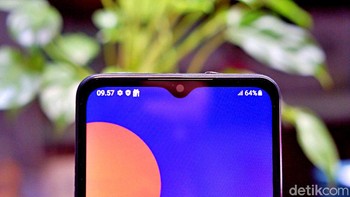 Samsung M12 mengusung Infinity-V, di sanalah menjadi rumah bagi kamera selfie berukuran 8 MP. Foto: Adi Fida Rahman/detikINET