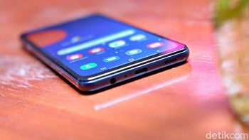 Bagian bawahnya terdapat jack audio 3.5 mm dan USB Type C. Foto: Adi Fida Rahman/detikINET