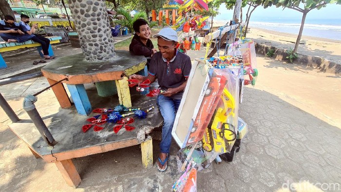 Sopir Bus Jual Mainan di Sukabumi