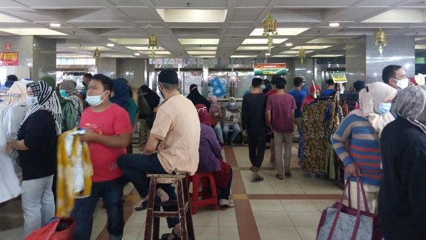 Suasana di Pasar Tanah Abang pada Sabtu (8/5/2021)