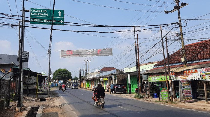 Suasana lalu lintas di kawasan Serang Baru, Bekasi (Rahmat Fathan-detikcom)