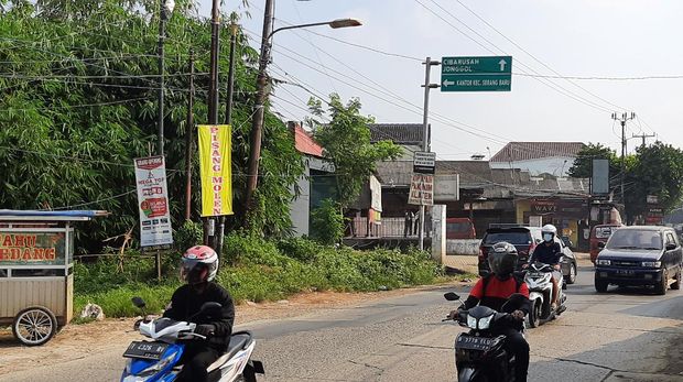 Suasana lalu lintas di kawasan Serang Baru, Bekasi (Rahmat Fathan-detikcom)