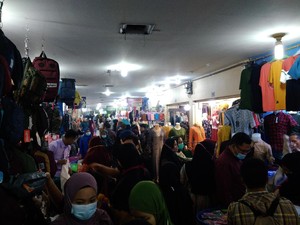 H-5 Lebaran, Pajak Central Medan Dipadati Warga Berburu Baju Baru