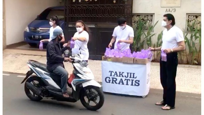 Suasana pembagian takjil gratis