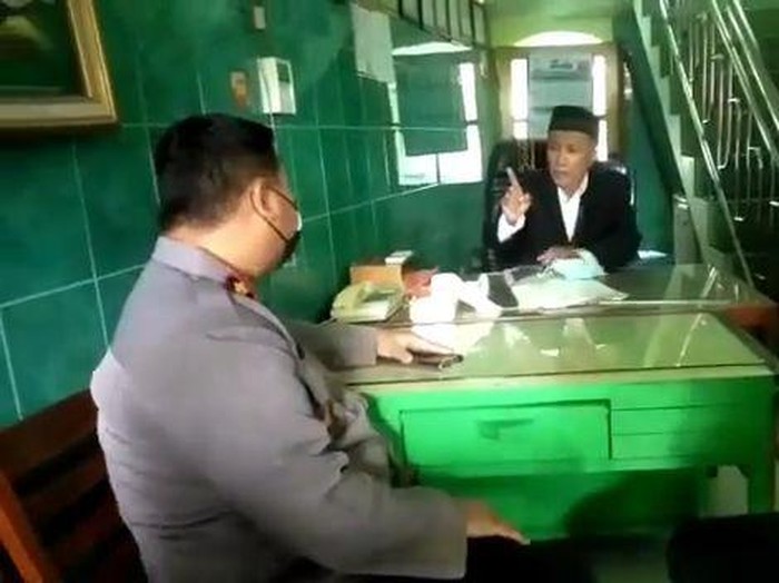 Video seorang takmir masjid di Surabaya menceramahi kapolsek beredar di medsos. Dalam video itu, tampak takmir masjid tak terima saat diingatkan Kapolsek Gubeng terkait penerapan prokes saat salat.