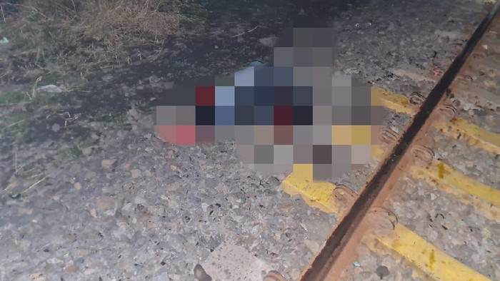 Seorang pria di Sidoarjo tewas tertabrak kereta api BBM di KM 27, utara perlintasan Pasar Larangan. Korban diduga dalam kondisi mabuk.