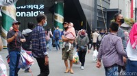 Bahkan, di Yogya Kepatihan sempat terjadi antrian pengunjung tanpa menerapkan physical distancing.