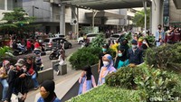Antrian tersebut berada di salah satu pintu masuk mall Yogya Kepatihan. Tak berselang lama, petugas mengaku telah melakukan pemecahan kerumunan terutama di pintu masuk mall tersebut.