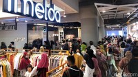 Di mal berbeda yakni di The Kings Shopping Centre terlihat antrian tidak terlalu padat. Alat otomatis pengukuran suhu dan masker pun lebih memudahkan deteksi pengunjung yang masuk.