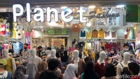Di area dalam mal, pengunjung memadati tempat khusus yang menjual baju wanita. Terlihat beberapa pengunjung memilah dan memilih namun kerumunan pun tak terhindari.