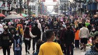 Begini penampakan ramainya warga Bandung di pusat perbelanjaan dekat Alun-alun.