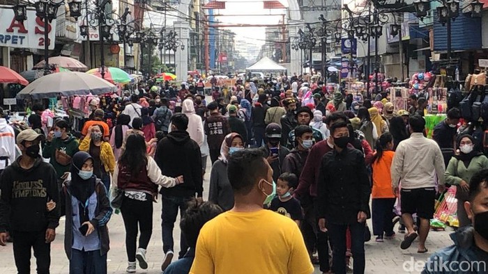 Tumpah Ruah Warga Bandung Jelang Lebaran Suasana di pusat perbelanjaan dekat Alun-alun Kota Bandung dipadati pengunjung di akhir pekan terakhir menjelang Idul Fitri 1442 Hijriah.