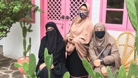Kalau ini momen Ummi Pipik bersama sahabat-sahabatnya ketika hangout bareng di kafe. “Kalau ketemu cuma membicarakan kebesaran Allah dan kenikmatan yang sudah diberikan Allah untuk kita masing-masing,” tulisnya di keterangan foto. Foto: Instagram _ummi_pipik_