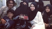 Ummi Pipik mendapat kejutan manis kue di hari ulang tahunnya ke-43 pada tahun lalu. Ia pun begitu bahagia dikelilingi anak-anak tercintanya. Foto: Instagram _ummi_pipik_
