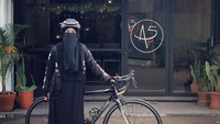 Sehabis gowes, Ummi Pipik sempatkan mampir ke kafe A5 Coffee. Lokasinya ada di Jalan Raya Kalimanggis Nomor 15, Cibubur. Foto: Instagram _ummi_pipik_
