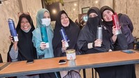 Bersama teman-temannya, Ummi Pipik mempromosikan produk air hidrogen yang ia jual. Air ini disebut mampu mendetoks tubuh hingga menurunkan tekanan darah. Foto: Instagram _ummi_pipik_