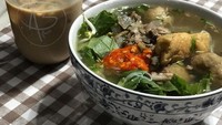 Ummi Pipik memiliki bisnis kuliner berupa kafe bernama A5 Coffee. Salah satu menu yang ditawarkan adalah bakso yang gurih empuk ini. Foto: Instagram _ummi_pipik_