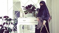 Banyak netizen terkejut dengan pengakuan Ummi Pipik soal poligami. Ia mengatakan suaminya, ustaz Jefri Al Buchori (Uje) pernah melakukan poligami saat dirinya tengah sakit. Foto: Instagram _ummi_pipik_