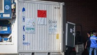 Sebanyak 1.389.600 dosis vaksin COVID-19 AstraZeneca tiba di Indonesia melalui jalur multilateral yakni melalui skema Covax facility.