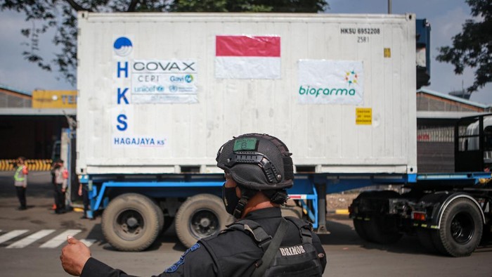 VAKSIN ASTRAZENECA KEMBALI TIBA DI INDONESIA Petugas kargo memasukkan kontainer berisi vaksin COVID-19 AstraZeneca ke atas truk setibanya di Bandara Internasional Soekarno Hatta, Tangerang, Banten, Sabtu (8/5/2021). Sebanyak 1,3 juta vaksin COVID-19 AstraZeneca tiba di Indonesia melalui jalur multilateral yakni melalui skema Covax facility dan selanjutnya akan diproses di Bio Farma, Kota Bandung. ANTARA FOTO/Fauzan/aww.