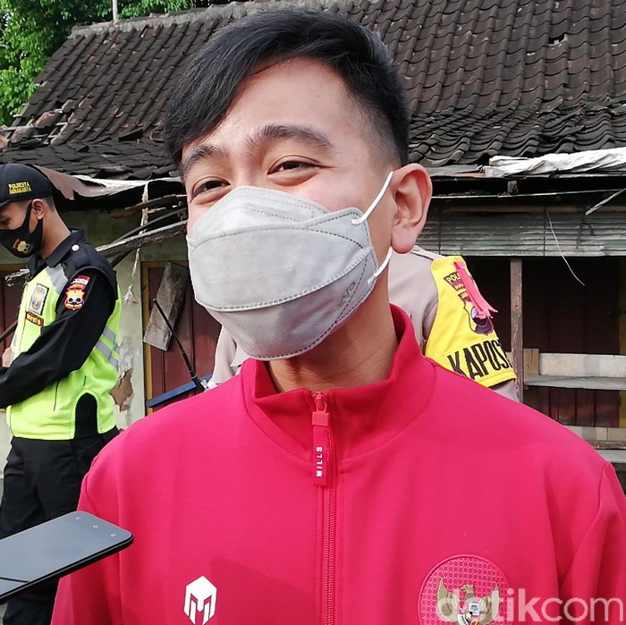 Wali Kota Solo, Gibran Rakabuming Raka saat meninjau menyekatan mudik di Simpang Tujuh Joglo, Sabtu (8/5/2021).