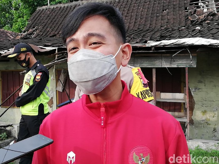 Wali Kota Solo, Gibran Rakabuming Raka saat meninjau menyekatan mudik di Simpang Tujuh Joglo, Sabtu (8/5/2021).