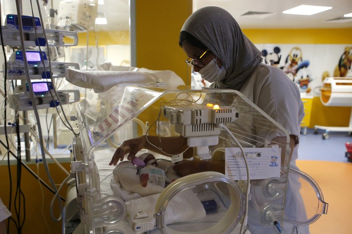 Wanita melahirkan sembilan bayi A Moroccan nurse takes care of one of the nine babies protected in an incubator at the maternity ward of the private clinic of Ain Borja in Casablanca, Morocco, Wednesday, May 5, 2021. A Malian woman gave birth to nine babies after n to have waited only seven, announced Wednesday the Ministry of Health of Mali. . Halima CissÈ, 25, gave birth by caesarean section Tuesday in Morocco after being sent there for special care, the ministry said. (AP Photo / Abdeljalil Bounhar)
