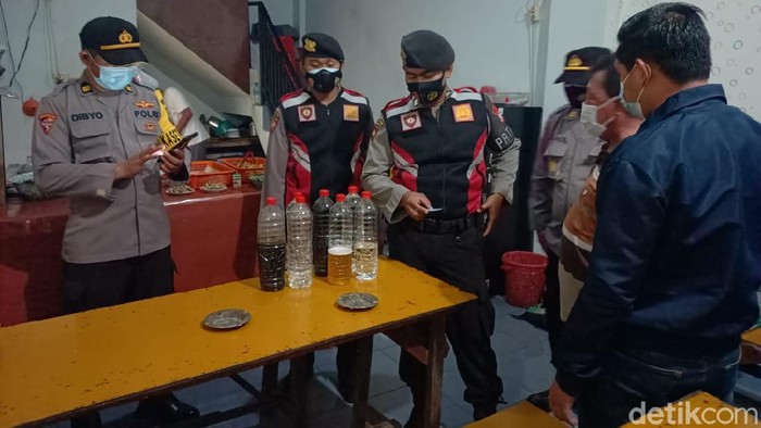 Warung kopi (warkop) di Lamongan digerebek warga pada Jumat (7/5) malam. Warkop tersebut menjual minuman keras (miras) jenis arak.