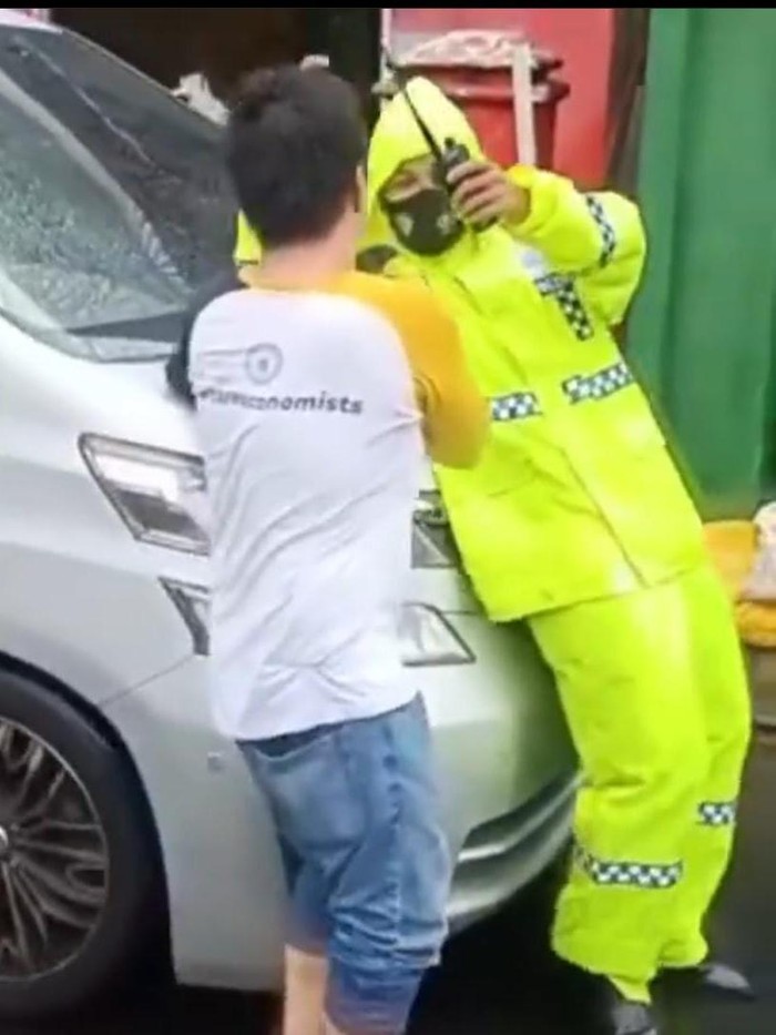 Anggota DPRD Malut nekat tabrak polisi