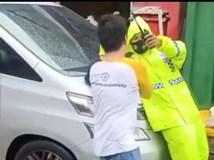 Anggota DPRD Malut nekat tabrak polisi