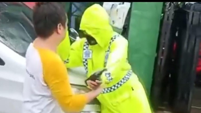 Anggota DPRD Malut nekat tabrak polisi