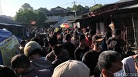 Menurut Ngadiman (46), salah seorang pedagang di pasar itu, kondisi pasar pagi di Klithikan Notoharjo memang sangat ramai jika hari Minggu. Meskipun ada pandemi kondisi pasar tetap ramai dan berjubel. Biasanya juga ada petugas yang berkeliling memperingatkan pengunjung agar tetap mematuhi protokol kesehatan, ujar Ngadiman.