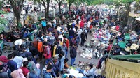 Pengunjung Pasar Klithikan Notoharjo, Semanggi, Solo, membeludak, pagi ini, Minggu (9/5/2021). 