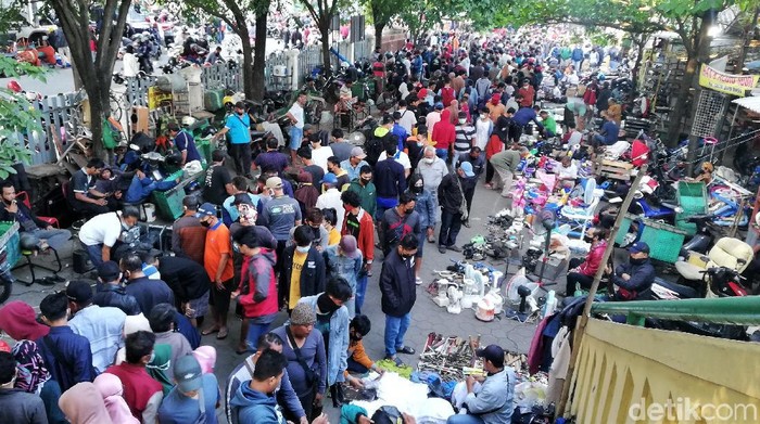 Begini Ramainya Pasar Klithikan Notoharjo Solo Jelang Lebaran Pasar Klithikan Notoharjo Solo ramai didatangi warga pagi ini. Para pengunjung tampak berdesakan berburu barang bekas yang dijajakan para pedagang di sana.