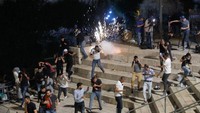 Sedikitnya 178 warga Palestina mengalami luka-luka dalam bentrokan dengan polisi Israel di Masjid Al-Aqsa, Yerusalem, pada Jumat (7/5) malam waktu setempat. AP Photo/Oded Balilty.