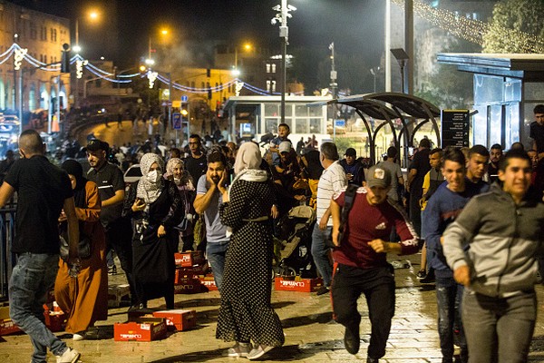Bentrokan antara polisi Israel dengan warga Palestina terjadi di area Masjid Al-Aqsa. Ratusan orang terluka akibat bentrokan yang terjadi usai buka puasa itu.