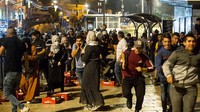 Militer Israel pun terus meluncurkan serangan udara ke Jalur Gaza di Hari Raya Idul Fitri. Korban tewas dan terluka pun terus bertambah setiap harinya akibat serangan tersebut. Di antara korban tewas itu, beberapa di antaranya merupakan anak-anak.  Sementara itu dari pihak Israel, setidaknya 6 warga Israel dan 1 warga India juga turut menjadi korban tewas akibat konflik di wilayah tersebut. Bentrokan Israel dan Palestina juga berlangsung di beberapa kota di Israel. Sejumlah orang Yahudi Israel dan warga Palestina terkonfrontasi dan terlibat konflik di sejumlah wilayah di Israel. Getty Images/Amir Levy.