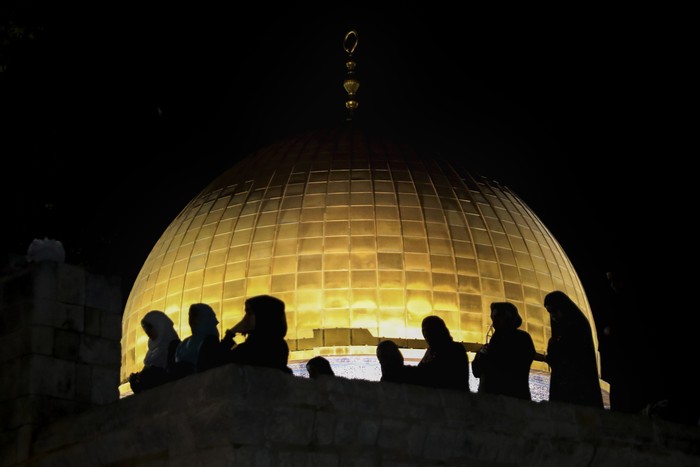 Bentrokan antara polisi Israel dengan warga Palestina terjadi di area Masjid Al-Aqsa. Ratusan orang terluka akibat bentrokan yang terjadi usai buka puasa itu.