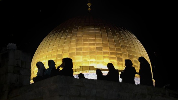 Bentrokan antara polisi Israel dengan warga Palestina terjadi di area Masjid Al-Aqsa. Ratusan orang terluka akibat bentrokan yang terjadi usai buka puasa itu.