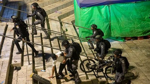 Bentrokan antara polisi Israel dengan warga Palestina terjadi di area Masjid Al-Aqsa. Ratusan orang terluka akibat bentrokan yang terjadi usai buka puasa itu.