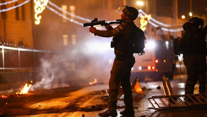 Bentrokan antara polisi Israel dengan warga Palestina terjadi di area Masjid Al-Aqsa. Ratusan orang terluka akibat bentrokan yang terjadi usai buka puasa itu.