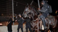 Bentrokan kecil juga dilaporkan terjadi di dekat Sheikh Jarrah, yang berlokasi di dekat Gerbang Damaskus, Kota Tua. Polisi Israel menggunakan meriam air untuk membubarkan ratusan demonstran yang berkumpul di dekat rumah-rumah keluarga Palestina yang berpotensi digusur. AP Photo/Oded Balilty.