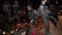 Laporan paramedis Palestina menyebut 178 warga Palestina mengalami luka-luka dalam bentrokan tersebut. Dengan layanan ambulans Bulan Sabit Merah Palestina menyebut 88 warga Palestina di antaranya dilarikan ke rumah sakit setelah terkena peluru karet. Menurut Bulan Sabit Merah Palestina, satu warga Palestina kehilangan salah satu matanya, dua orang lainnya mengalami cedera kepala serius dan dua lainnya mengalami retak tulang rahang. Sisanya mengalami luka-luka ringan. AP Photo/Oded Balilty. 