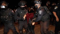Dalam pernyataan terpisah, juru bicara Kepolisian Israel menyebut warga Palestina melemparkan batu, kembang api dan benda-benda lainnya ke arah polisi. Disebutkan bahwa enam polisi Israel mengalami luka-luka dalam bentrokan dan membutuhkan perawatan medis. AP Photo/Oded Balilty. 