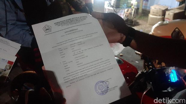 Bukti surat nikah yang ditunjukan pasangan ini supaya lolos sekat di Bekasi (Afzal Nur Iman/detikcom)