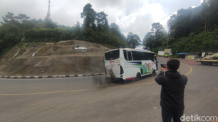 Bus diputar balik di pos penyekatan Cianjur