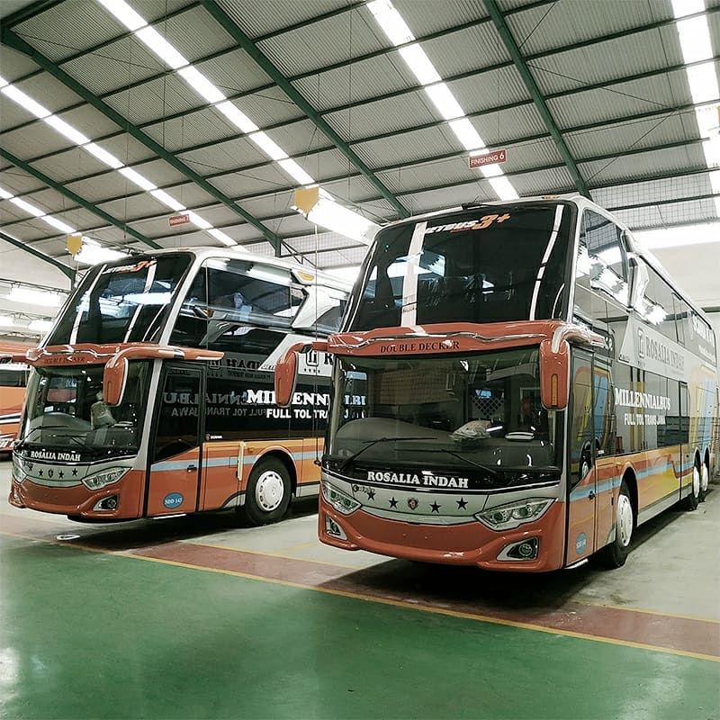 Bus tingkat PO Rosalia Indah buatan karoseri Adiputro